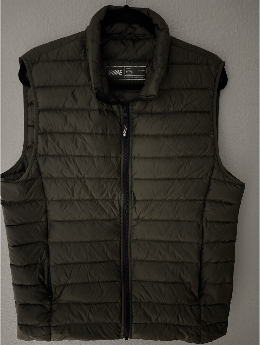 American Eagle Puffer Nylon  Men’s Vest, Green Chest 42”, L 27”,  Size Large
